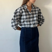 Cargar imagen en el visor de la galería, Blusa cuadros con hilo plata lurex
