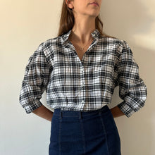 Cargar imagen en el visor de la galería, Blusa cuadros con hilo plata lurex
