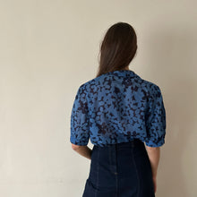 Cargar imagen en el visor de la galería, Blusa flores azul
