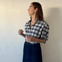 Cargar imagen en el visor de la galería, Blusa cuadros con hilo plata lurex
