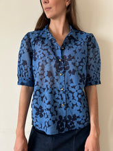 Cargar imagen en el visor de la galería, Blusa flores azul
