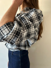 Cargar imagen en el visor de la galería, Blusa cuadros con hilo plata lurex
