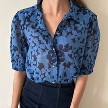 Cargar imagen en el visor de la galería, Blusa flores azul
