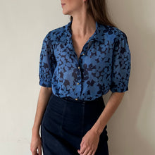 Cargar imagen en el visor de la galería, Blusa flores azul
