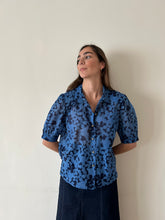 Cargar imagen en el visor de la galería, Blusa flores azul

